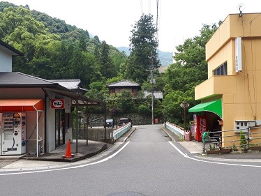 写真1-2-5　菅原商店（右）と山地商店（左）