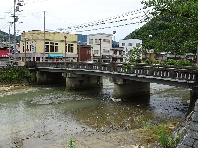 写真1-2-4　桜橋と横堀川