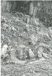 写真1-2-7　歯長橋の手前にある遍路墓