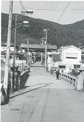 写真2-1-10　総門橋から望む菅生の山