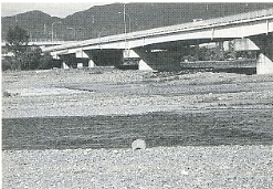 写真2-2-13　重信川と久谷大橋