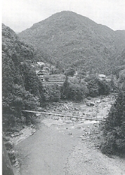 写真2-1-7　加茂川の支流谷川と河ヶ平(こがなる)集落