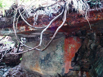写真1-1-13　鉱石を索道で下ろした所の大きなジョウゴ