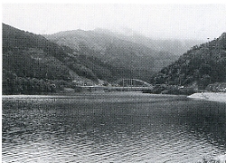 写真1-1-28　金砂湖にかかる平野橋